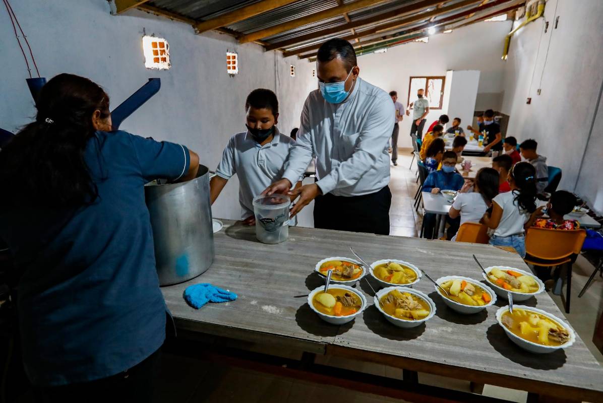 Madres de los niños se vinculan de forma desinteresada para preparar los alimentos con su talento humano y acompañadas de una nutricionista, afirma el sacerdote Carlos Andrade.