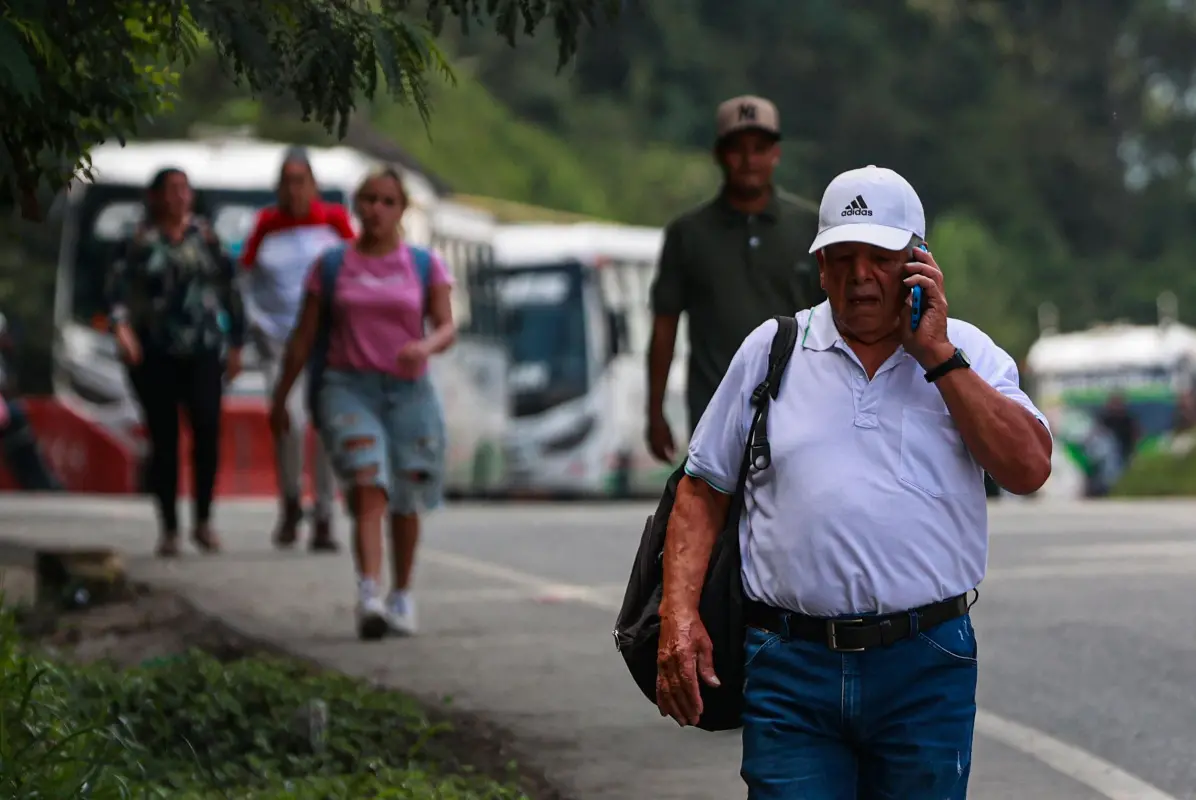 Un fuerte trancón se registró en la vía que conecta a Medellín con Caldas y el Eje Cafetero, debido a las protestas de transportadores de carga y mercancías que iniciaron en la madrugada de este lunes. Foto: Manuel Saldarriaga Quintero.