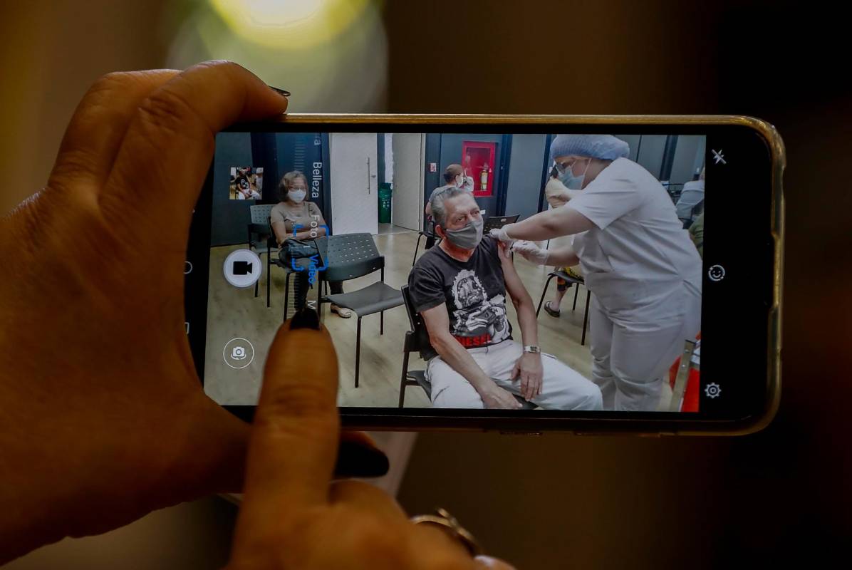 La imagen es el testimonio que hacen los acompañantes de que ya se recibió la dosis contra la covid-19. Foto Manuel Saldarriaga Quintero.