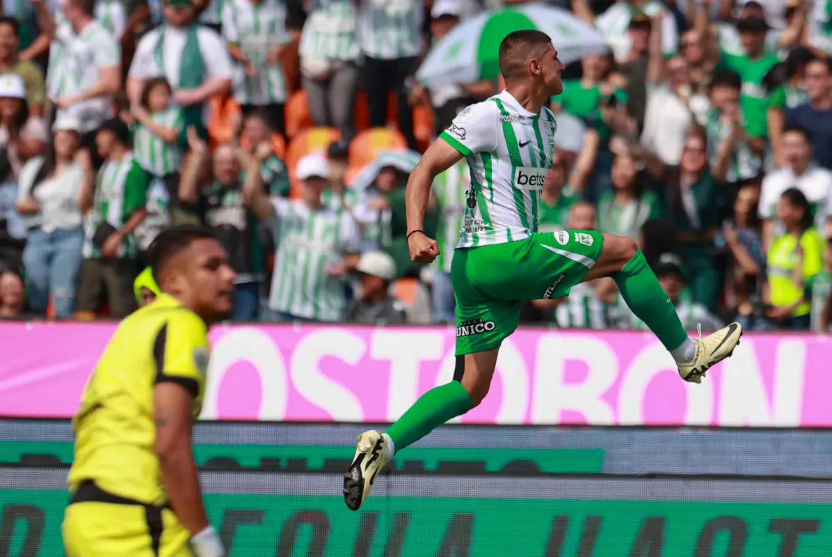El triunfo deja a Nacional entre los tres mejores de la Liga, detrás de Junior y del DIM. Aun así, las dudas persisten. El equipo gana, pero no convence, y la exigencia de la hinchada sigue latente. Foto: Manuel Saldarriaga Quintero.