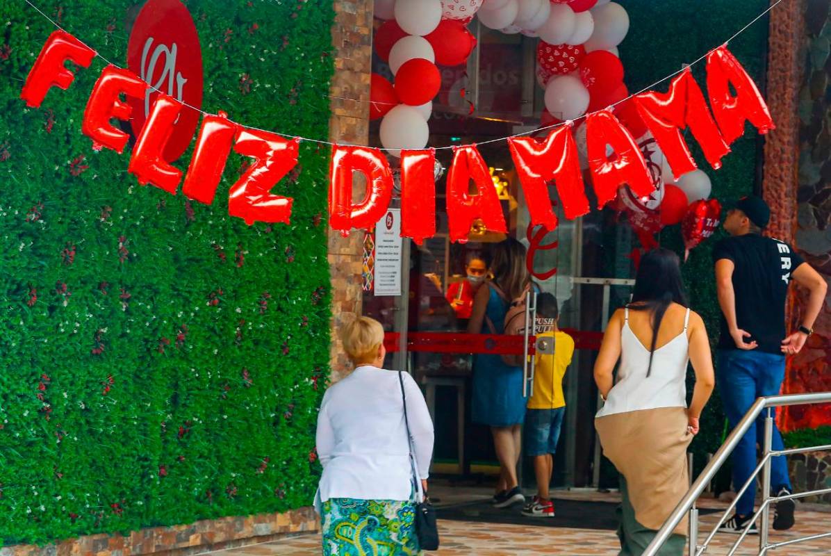 Tras dos años sin celebrar, familias salieron a centros comerciales y restaurantes a celebrar este importante día. FOTO: Manuel Saldarriaga 