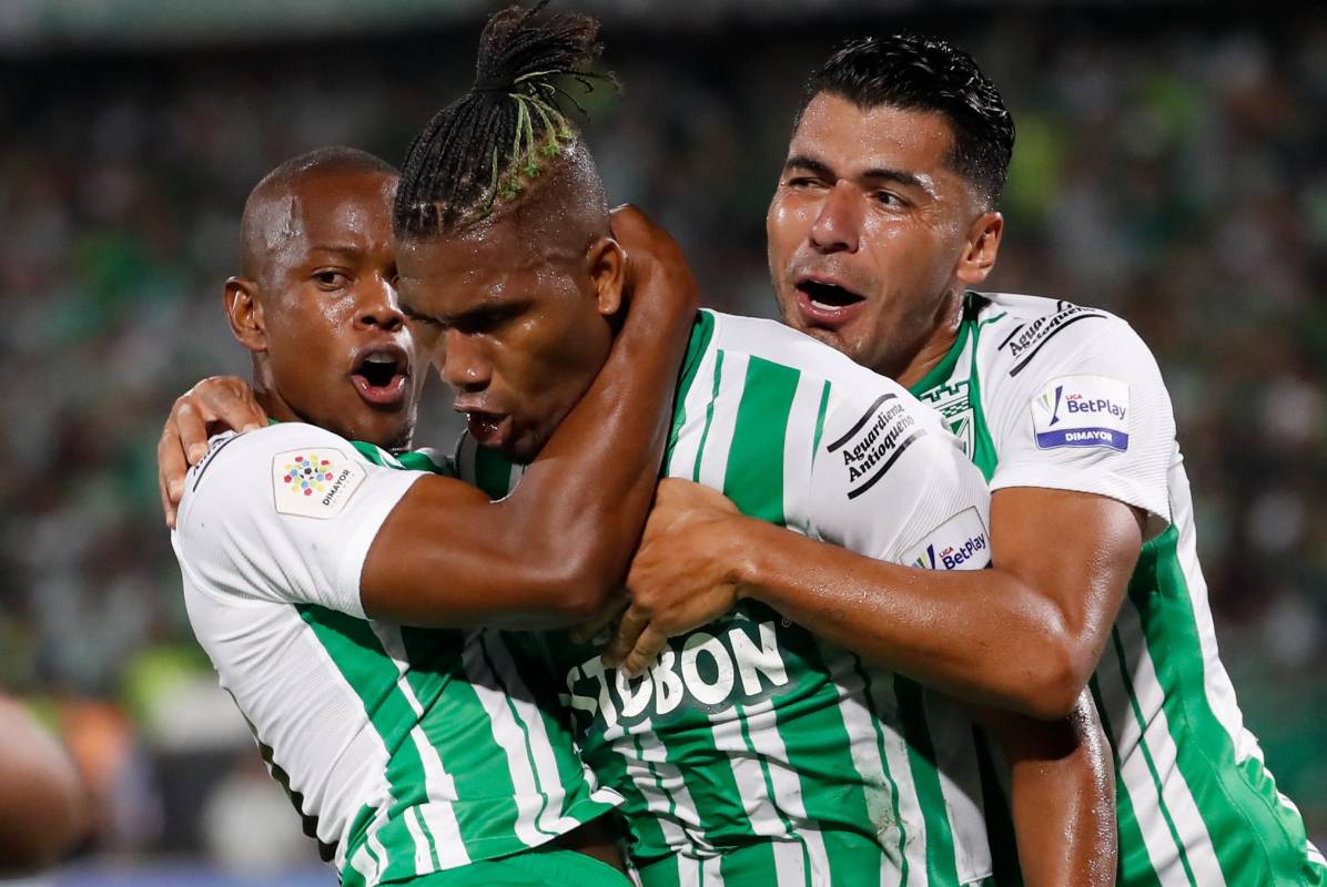 Los jugadores verdes celebran el gol de Candelo, el segundo de la noche para Nacional. FOTO: MANUEL SALDARRIAGA QUINTERO