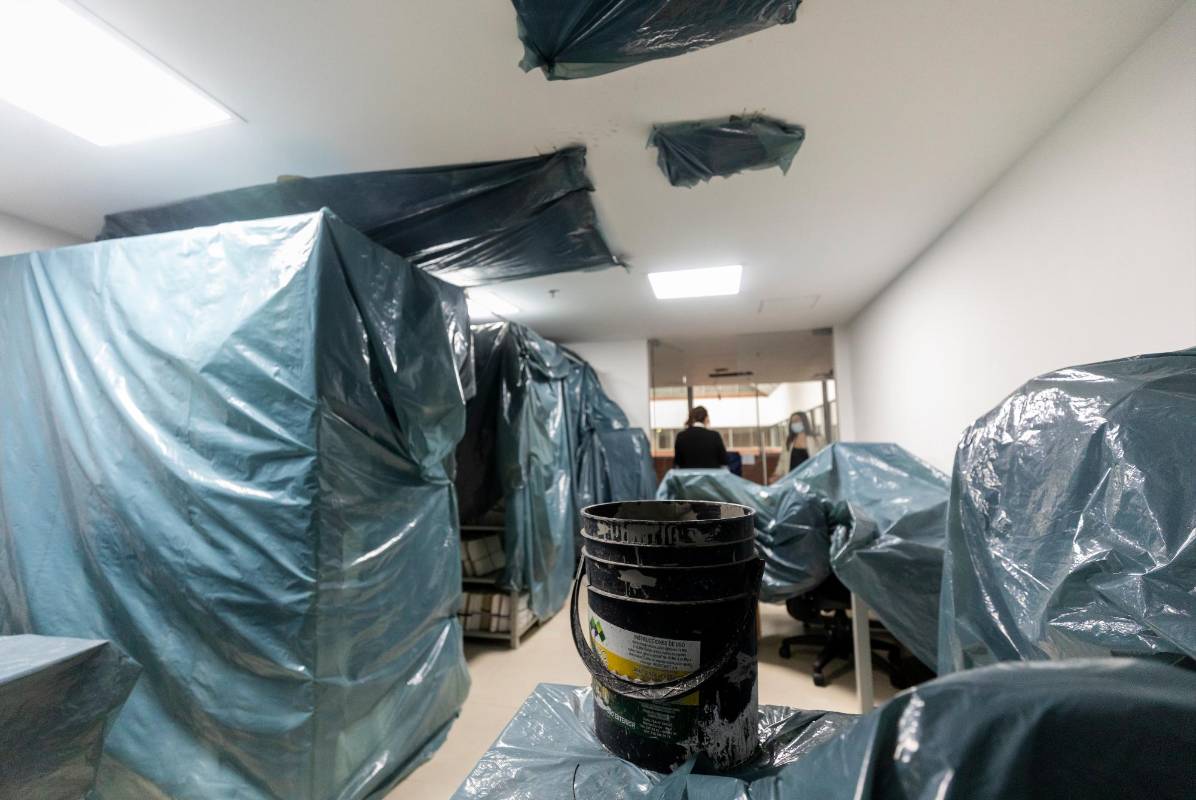 En los despachos todos los equipos permanecen tapados con plástico y recipientes en el piso para que atajen el agua para evitar los daños de muebles recién estrenados. FOTO CAMILO SUÁREZ