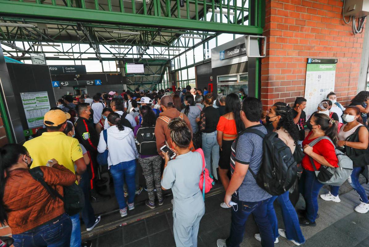 La salida para los usuarios que llegan en el metro a la estación debe hacerse por el acceso sur. El funcionario aclaró que las líneas. P (Picacho) y K (Santo Domingo) del metrocable operan con normalidad hasta la estación Acevedo, pero allí los viajeros deben tomar otro medio de transporte para seguir a sus destinos. Foto: MANUEL SALDARRIAGA QUINTERO.