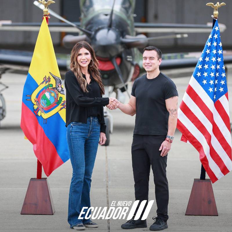 El presidente de Ecuador, Daniel Noboa, y la secretaria de Seguridad Nacional de Estados Unidos, Kristi Noem, durante una reunión realizada el pasado 5 de noviembre en la que se discutió la instalación de una base militar. FOTO: Cortesía Presidencia Ecuador 