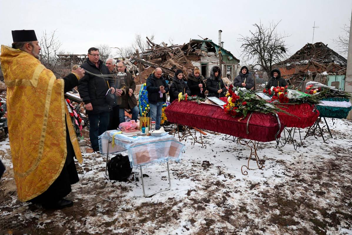 A diario se registran ataques contra civiles. En las calles se realizan los sepelios. La tragedia y la pérdida son constantes en el día a día de Ucrania. Foto: GETTY