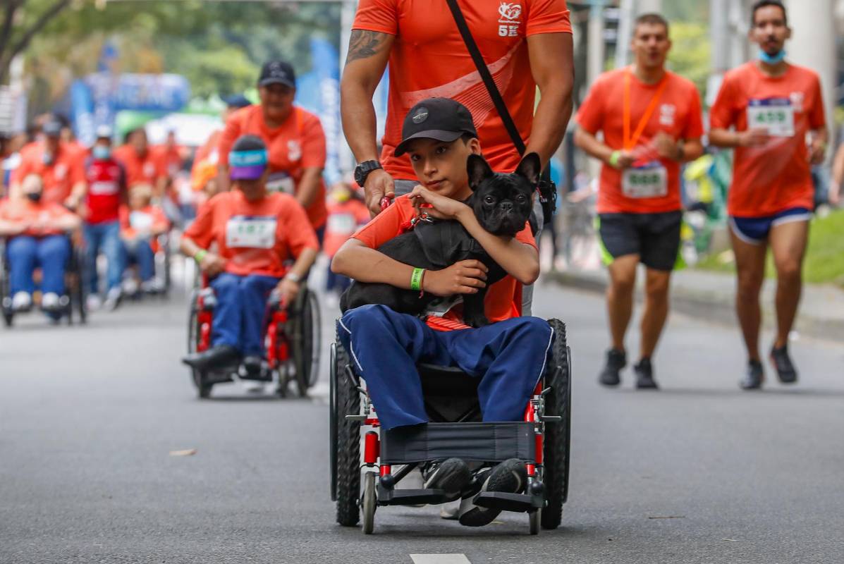 En la carrera participaron grupos de familiares, amigos, deportistas y personas con movilidad reducida. Foto: Manuel Saldarriaga Quintero.