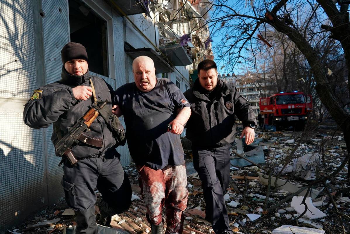 Soldados del ejército ucraniano ayuda a sus compatriotas afectados por los ataques. Foto Getty