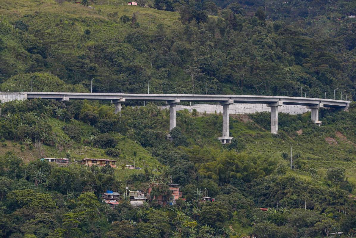 Desde diferentes puntos de la vía se puede apreciar la dimensión de la obra pertenecientes a la concesión de cuarta generación. Foto: MANUEL SALDARRIAGA QUINTERO. 