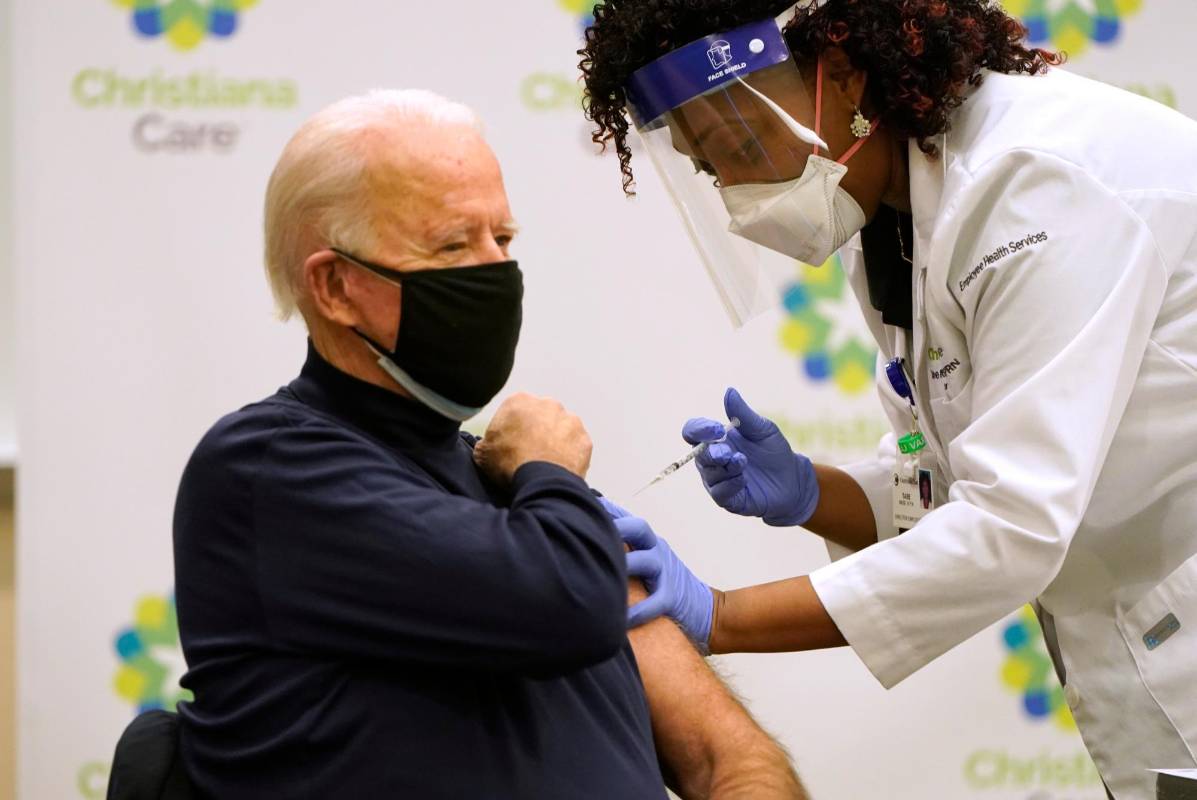 Luego de ser elegido como presidente, Joe Biden fue uno de los que recibió la vacuna contra el covid-19. Foto: Getty Images