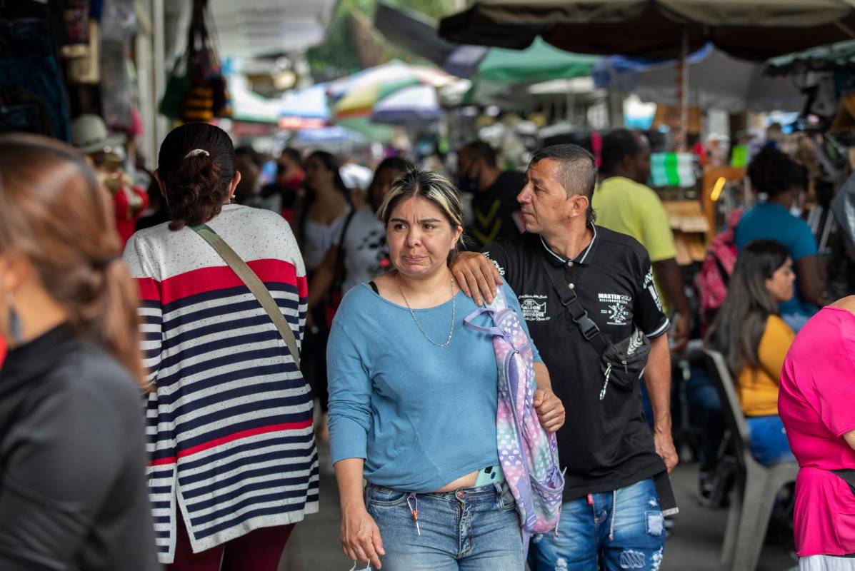 Después de 690 días, cuatro picos de la pandemia, más de seis millones de personas contagiadas y 138.364 fallecidas a causa de la covid, el uso del tapabocas en espacios abiertos dejó de ser obligatorio. FOTO CAMILO SUÁREZ