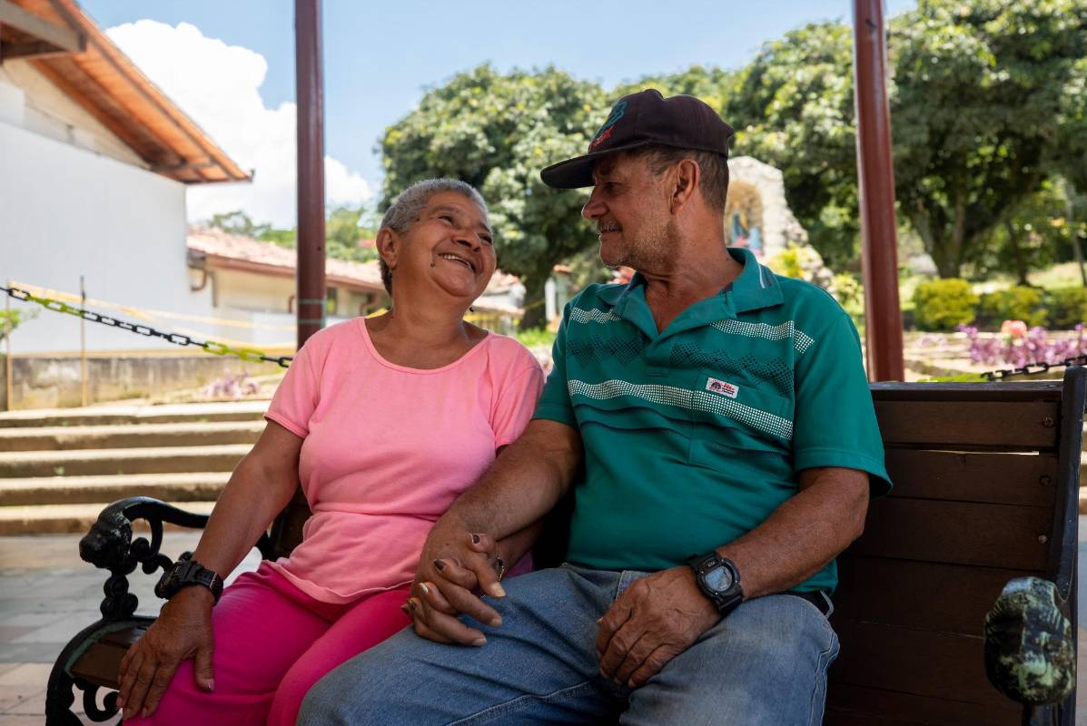 Ella con 72 años y Él con 62 años, edades en las que muchos consideran que ya es tarde para enamorarse, el amor los flechó hasta llevarlos al altar. Foto: Camilo Suárez.