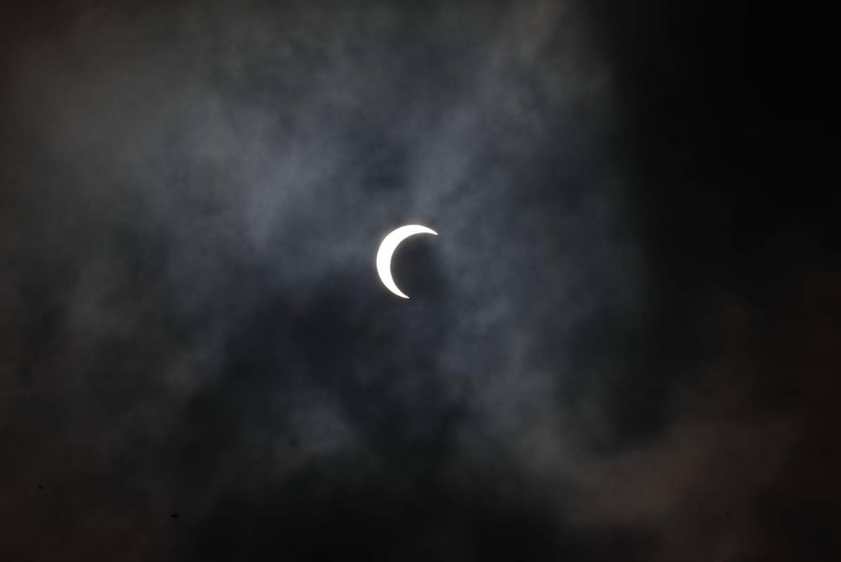 Se advirtió en contra del uso de dispositivos inseguros, como radiografías, vidrios ahumados, gafas oscuras y gafas con filtros de soldadura para observar el eclipse. Foto: Carlos Velásquez, El Colombiano