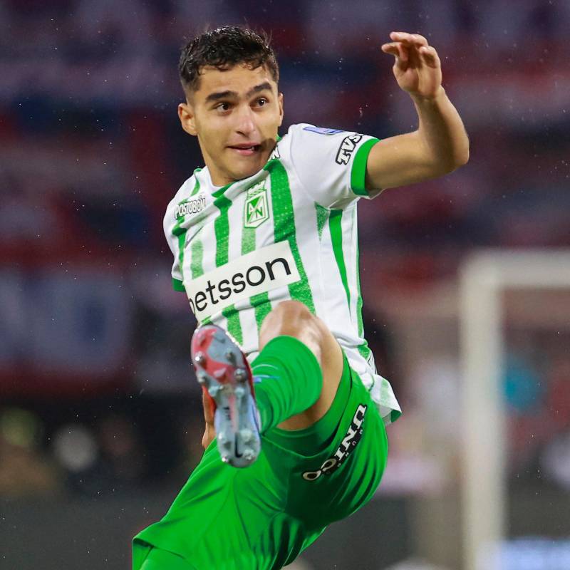 Juan Manuel Rengifo se consolida en el mediocampo de Nacional. Además de generar buen fútbol, se esfuerza para cerrar espacios y ayudar en marca. Viene de anotar en el clásico ante DIM. FOTO MANUEL SALDARRIAGA