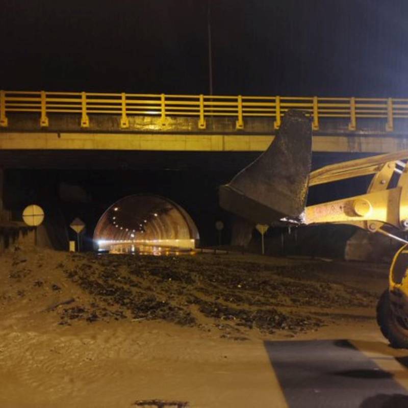 Desde horas de la noche se está trabajando en la remoción de material en diferentes puntos de la vía al Llano. Foto: Coviandina