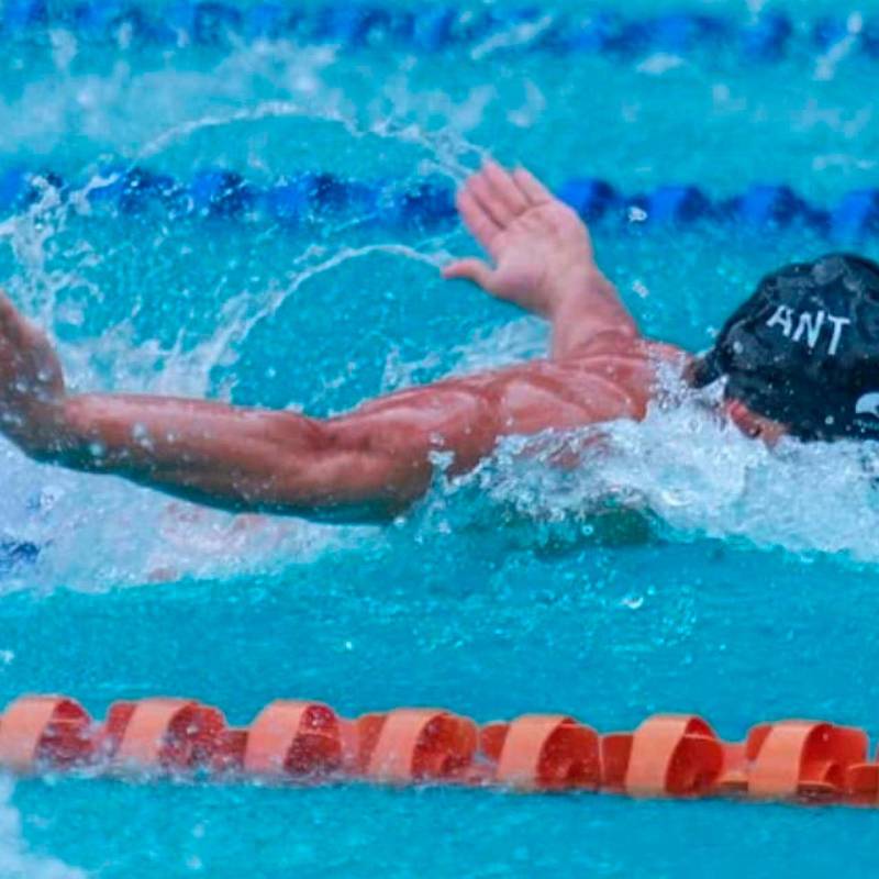 Emiliano Calle Bedoya en acción, durante la competencia en Cali, representando a Antioquia, aportando oro y récord en la prueba de los 50 metros mariposa. FOTO TOMADA INSTAGRAM 