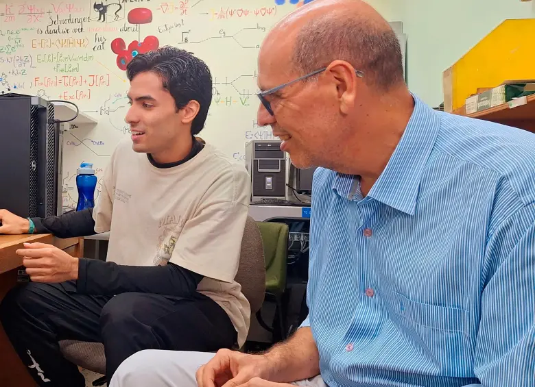 El profesor Albeiro Restrepo (izquierda) y el estudiante Jhoan Londoño (derecha) lideraron desde la UdeA el estudio sobre moléculas insaturadas en el espacio. FOTO cortesía Universidad de Antioquia
