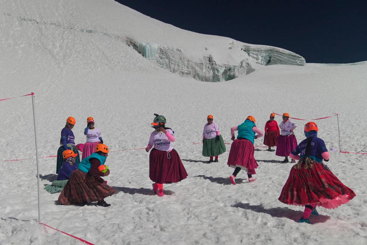 Ellas escalaron el cerro Huayna Potosí en La Paz, una cima que está a 6.000 metros sobre el nivel del mar (msnm) y hasta jugaron un partido de fútbol. Foto: AFP