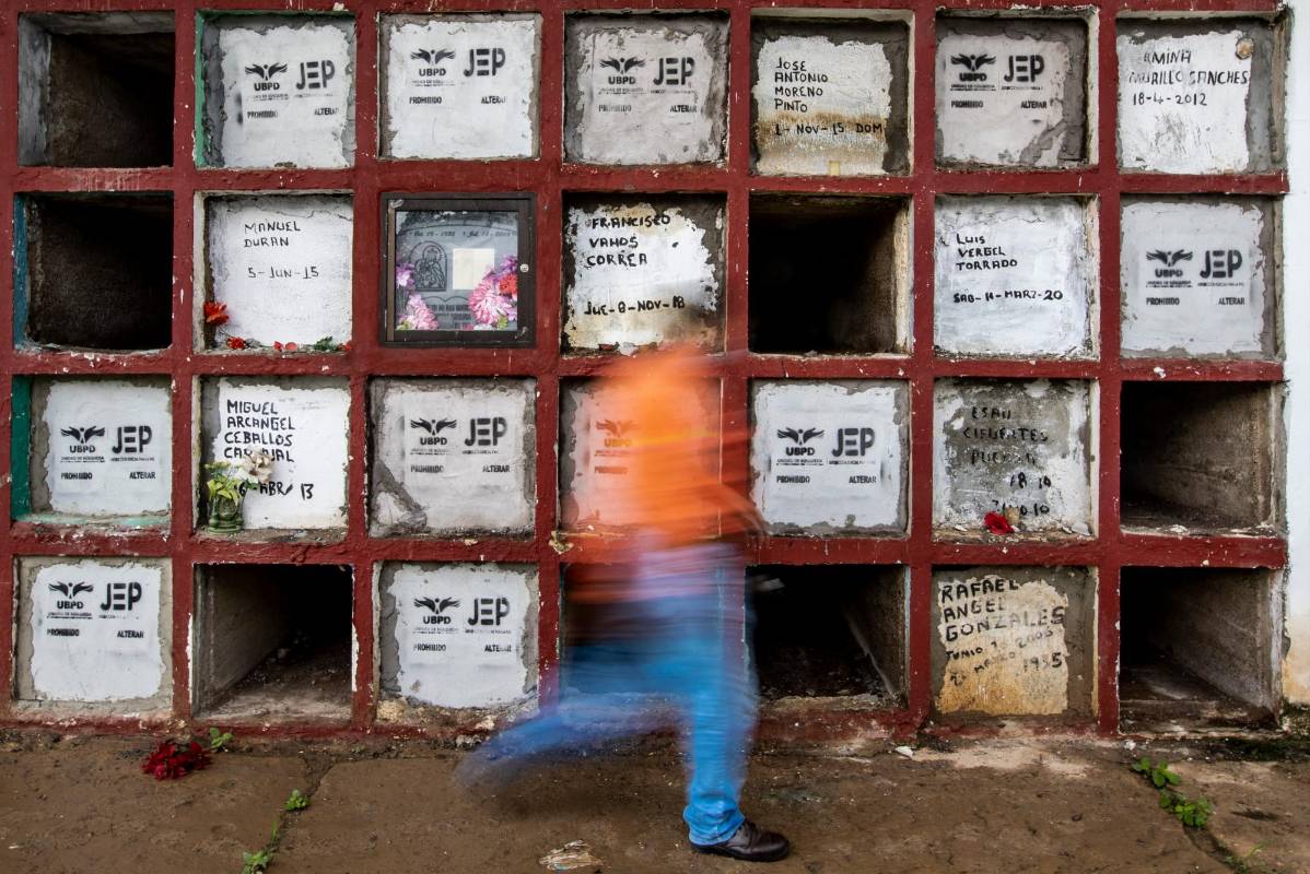 Los cuerpos no identificados eran adoptados por la comunidad, que les rezaba y hasta les pedía favores. Foto: Jaime Pérez