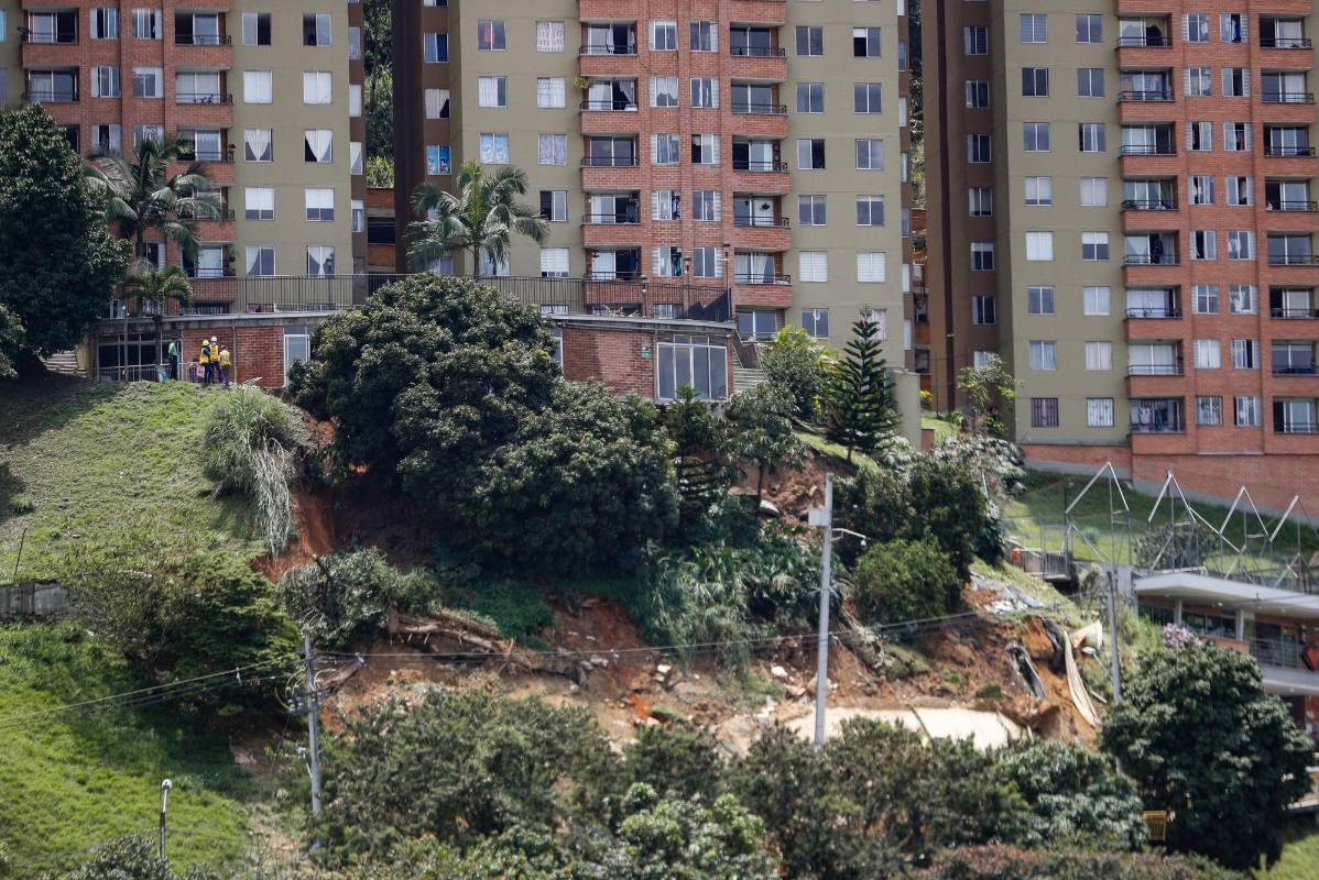 “La vía es estrecha, pero la gente de la vereda, muy amable, salió a ayudar a pasar los vehículos”, señala Clarena Orozco Ramírez, residente del sector. Foto Manuel Saldarriaga