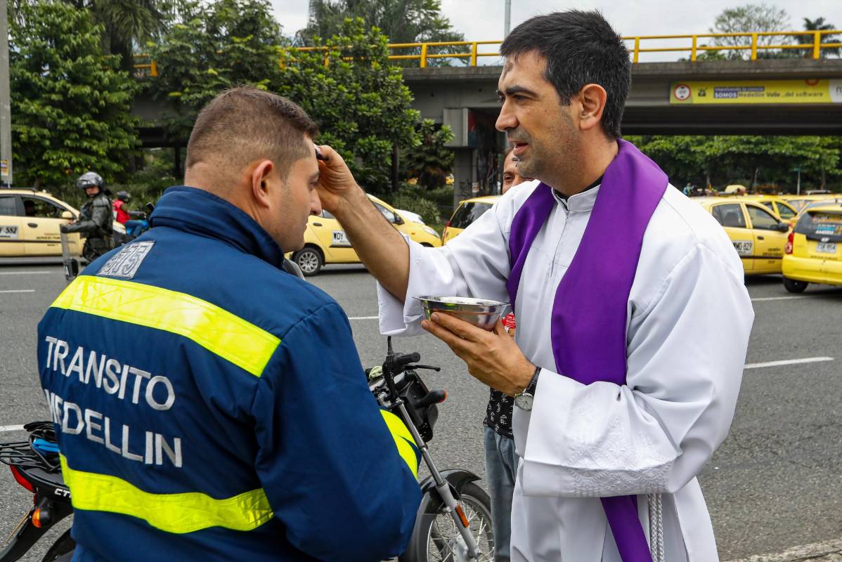 Mientras colocaba la ceniza el padre comenta” si todos volvieran a Dios no habrían injusticias ni corrupción y abriendo las puertas del corazón no se necesitaría hacer mas paros”. Foto: MANUEL SALDARRIAGA QUINTERO