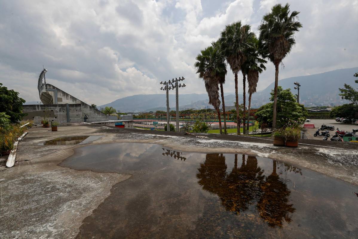 En agua se estanca en la terraza y posteriormente se filtra al interior de las canchas de squash. Foto: MANUEL SALDARRIAGA QUINTERO.