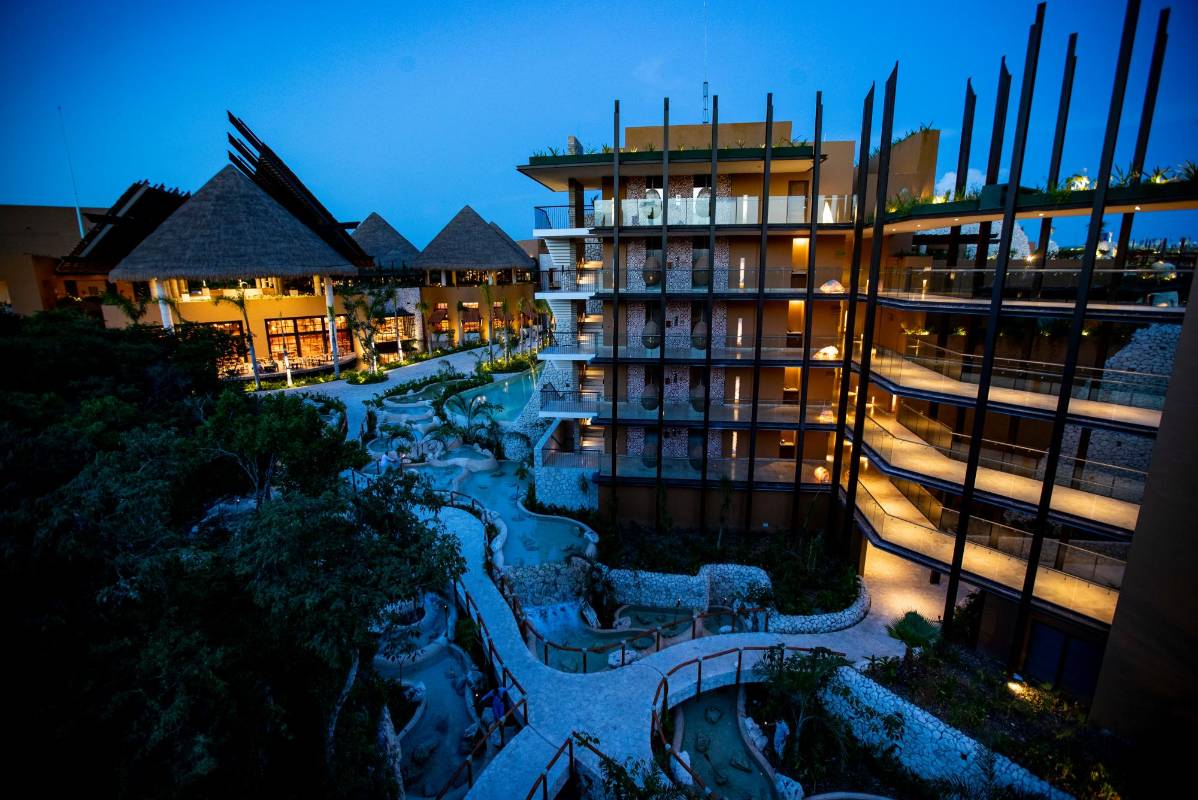La arquitectura de este lujoso hotel en Playa del Carmen y sus 900 suites para adultos. FOTO. Jaime Pérez