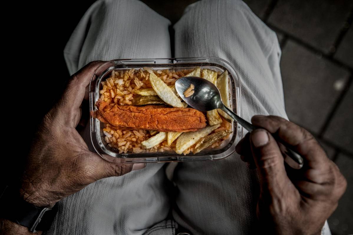 Con los altos precios de la comida los empleados deben buscar alternativas para su alimentación fuera de casa. Foto: Camilo Suárez Echeverry