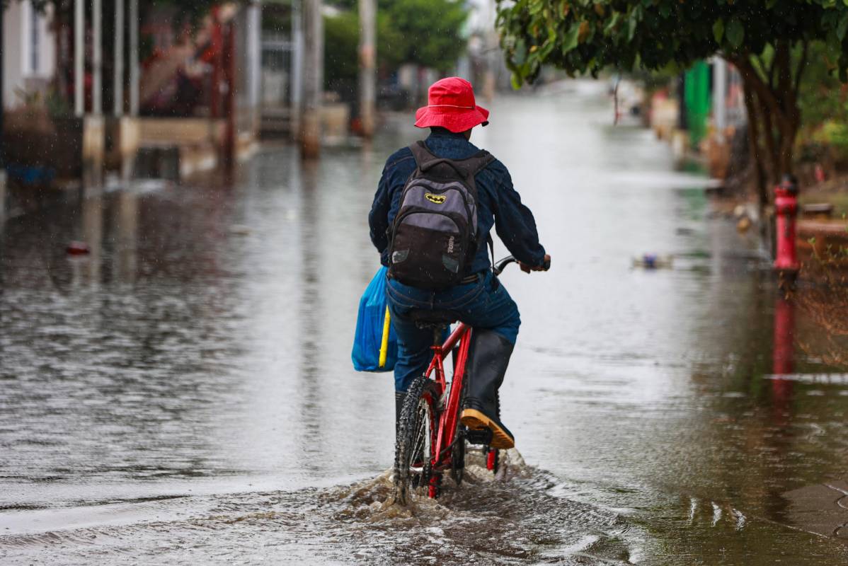 La Gobernación asegura que avanza en la “cuantificación de daños”, y en los barrios anegados de la capital crecen el cansancio, las enfermedades y la sensación de abandono. Foto: Manuel Saldarriaga Quintero.