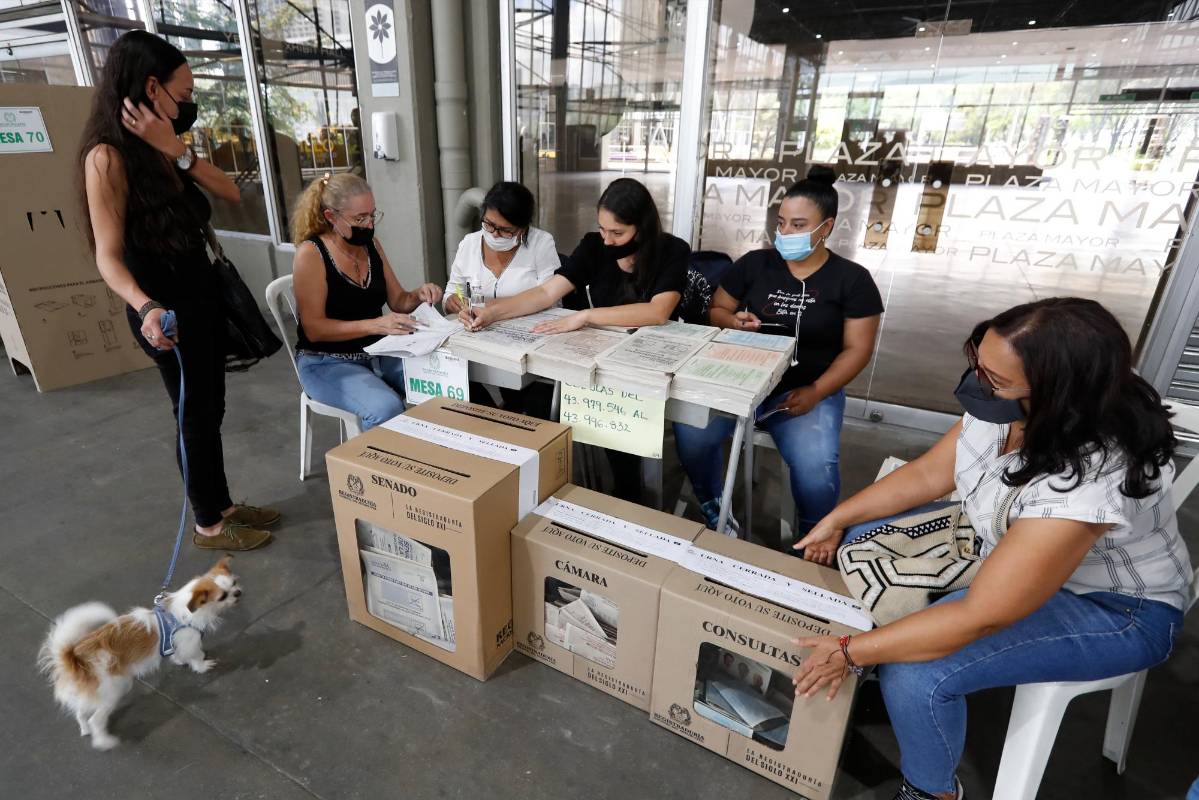 Los perros hacen parte de la familia y son buena compañía en esta jornada electoral. Manuel Saldarriaga