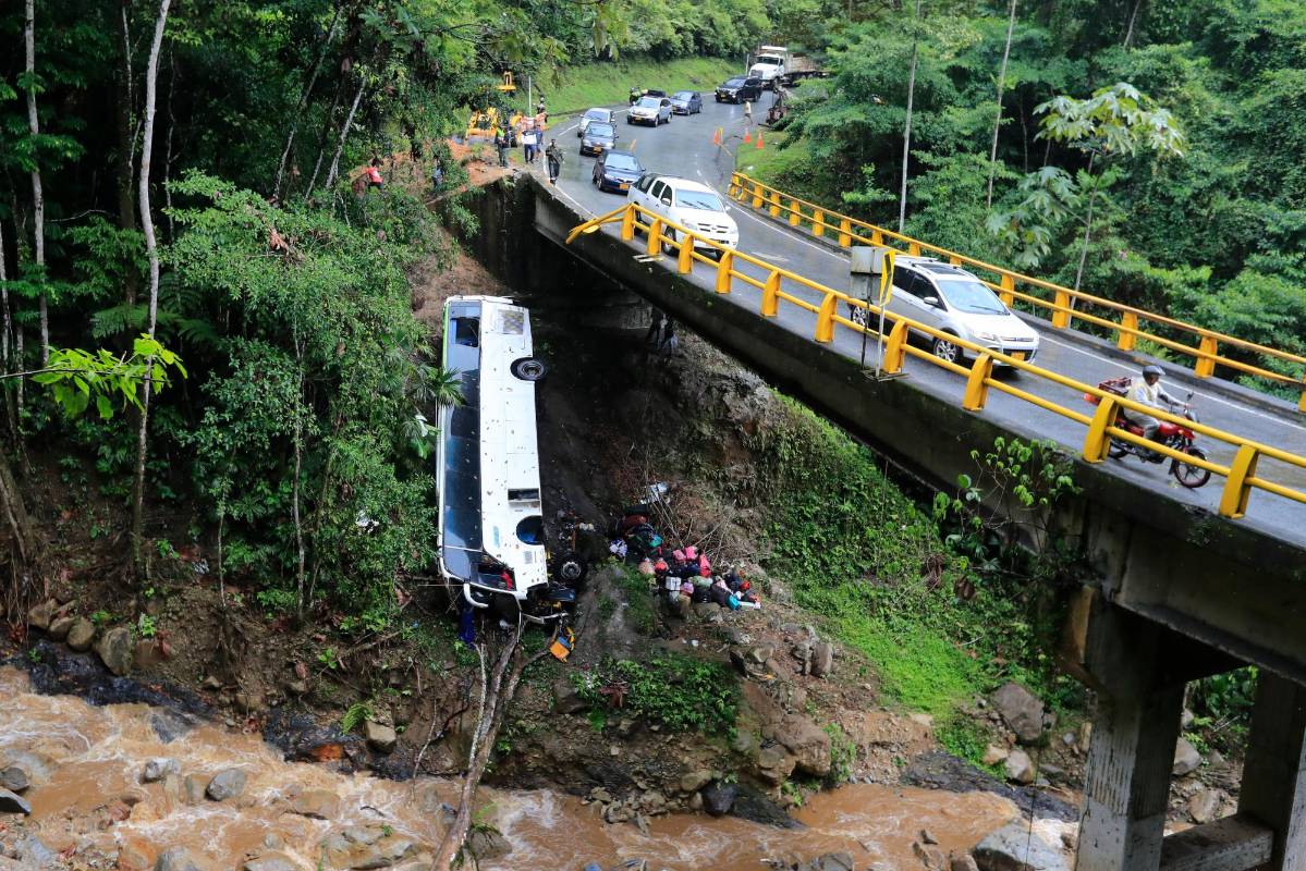Aproximadamente a las 2:00 de la mañana de este lunes, un bus de servicios especiales perdió el control y cayó en un abismo en el kilómetro 73 de la autopista Medellín-Bogotá. FOTO JAIME PÉREZ