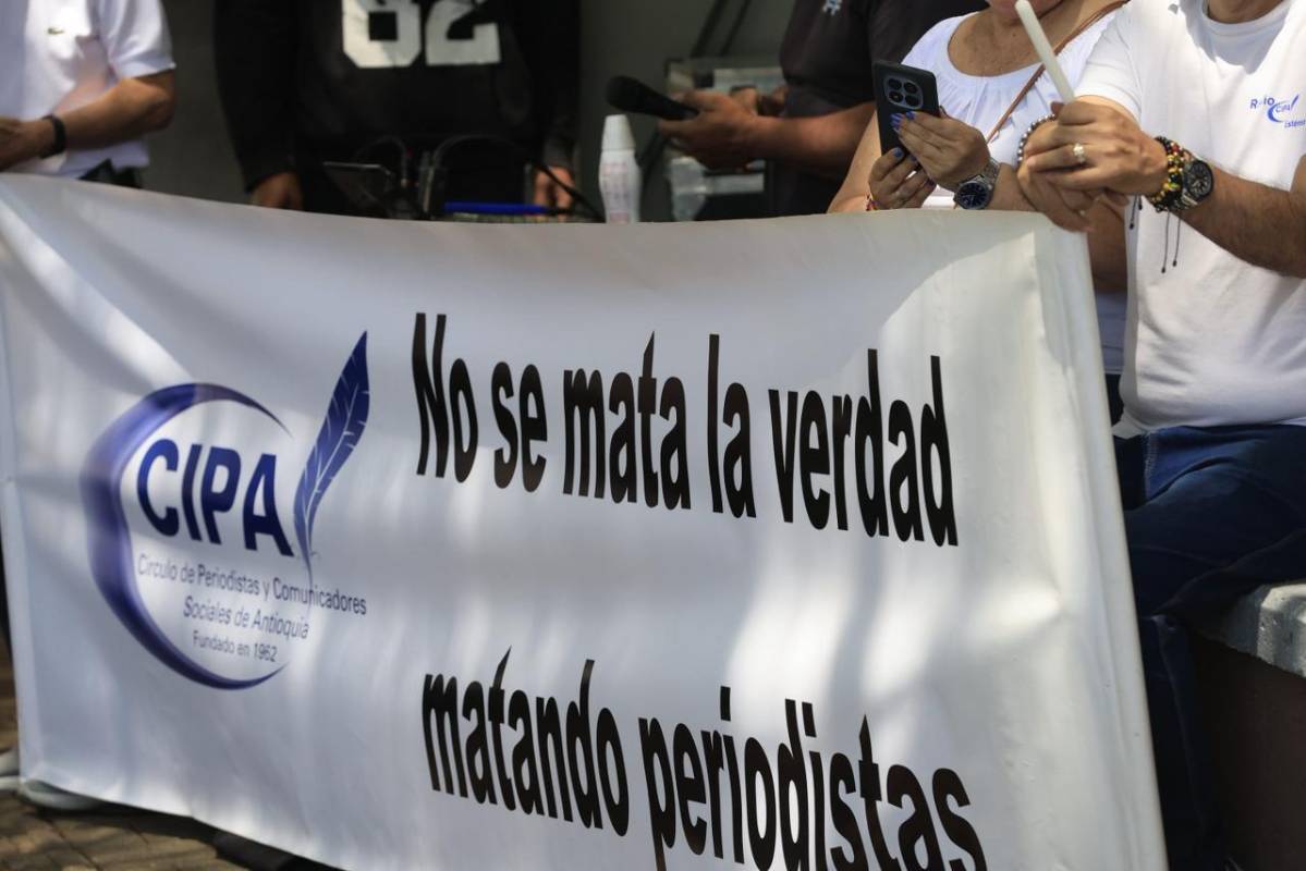 Periodistas antioqueños se congregaron junto a la Llama Eterna para honrar la memoria de Mateo Pérez Rueda y pedir respeto por la labor informativan, entre ellos el CIPA. Foto: Camilo Súarez