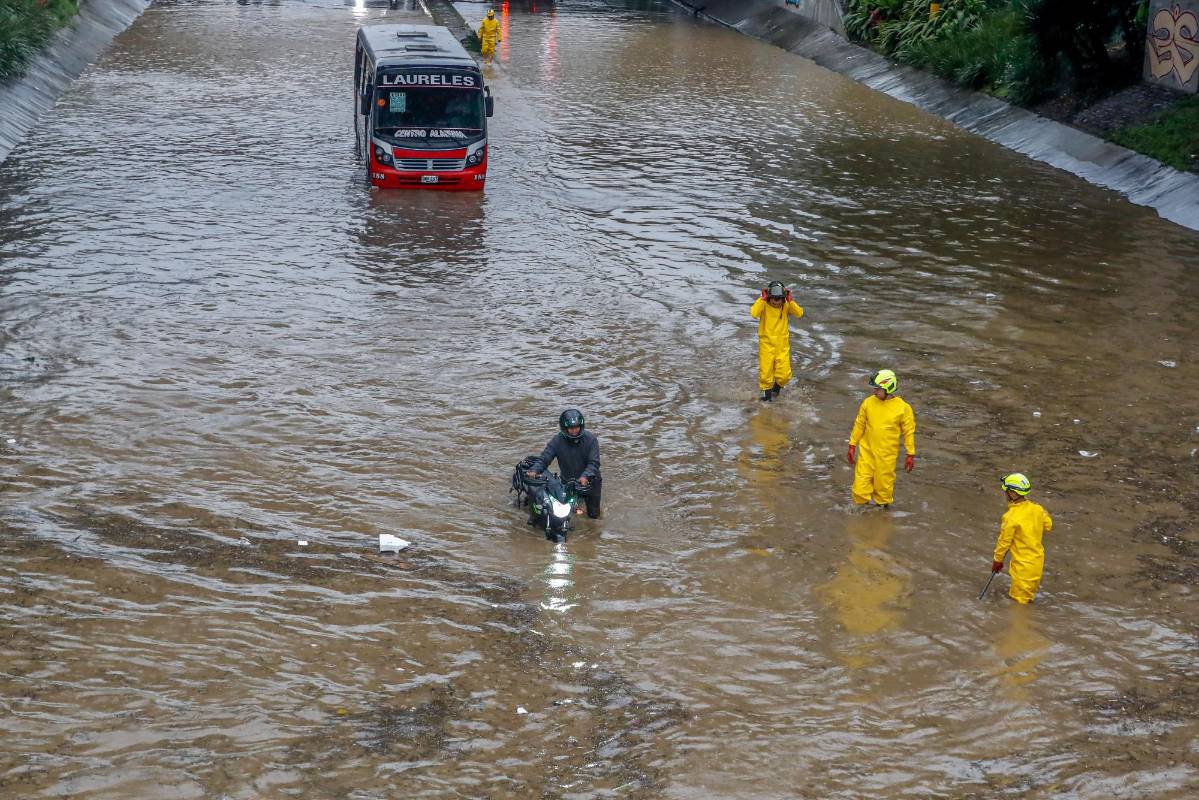 En áreas de deprimidos las inundaciones fueron más prominentes. Aquí se observa a un motociclista batallando contra el alto nivel de las aguas. FOTO: Manuel Saldarriaga