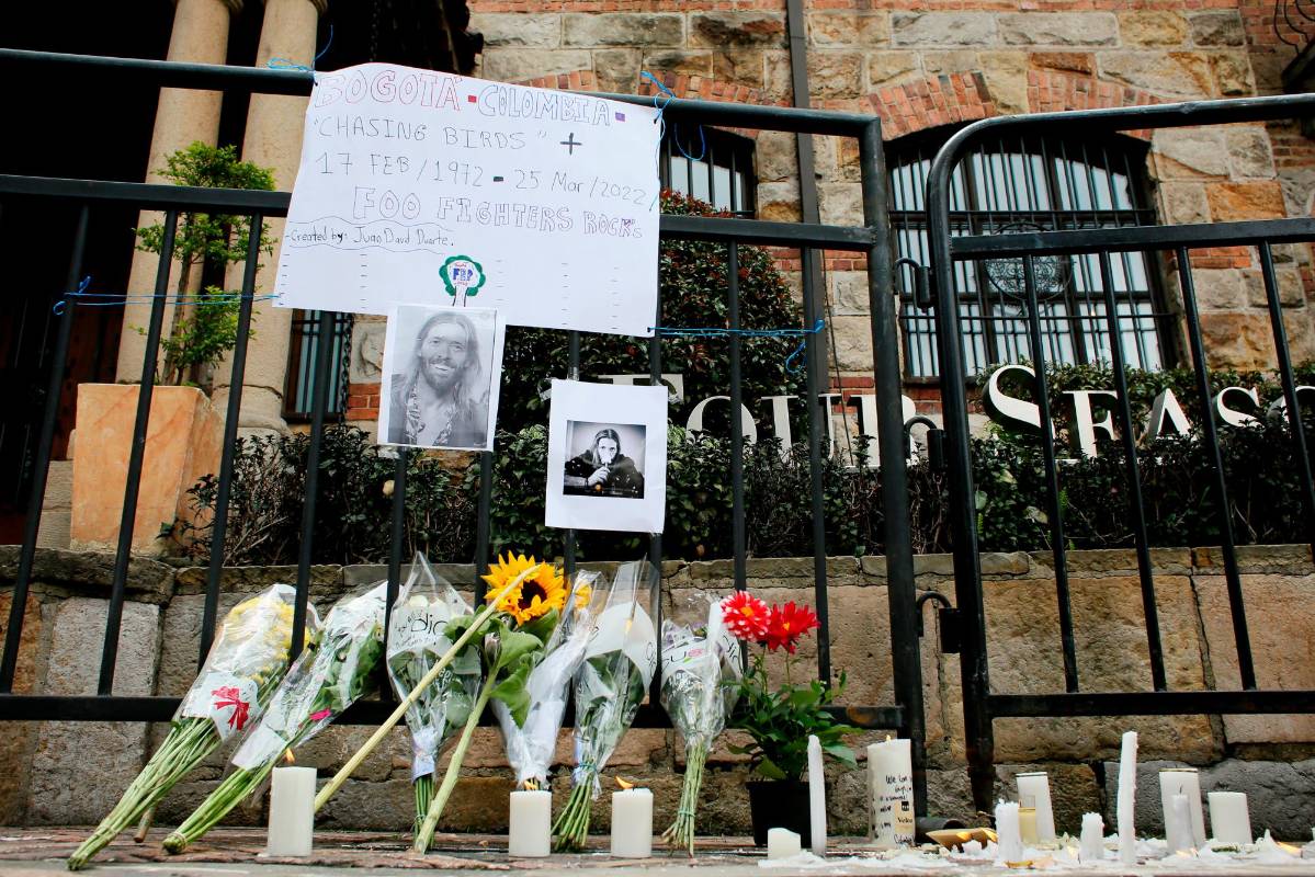 Seguidores del baterista dejan flores en las afueras del hotel donde murió la estrella del rock. Foto Getty