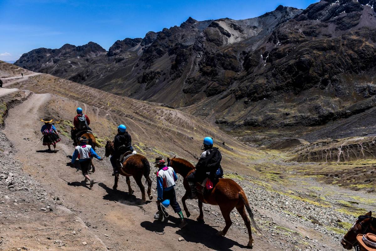 Es un viaje por carretera para llegar Pitumarca. Luego te embarcas por un camino de trocha hasta la comunidad de Pampa Chiri. El trayecto continua y este se puede realizar a caballo o a pie, ayudado por lugareños del sector. FOTOS GETTY 