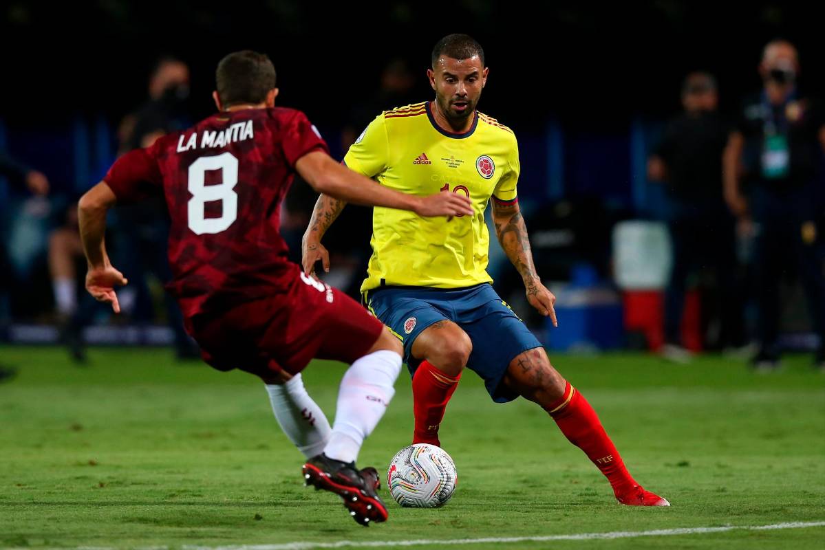 Colombia estuvo cerca de anotar con disparo de Edwin Cardona, pero Adrián Martínez estuvo atento para rechazar. Foto: Getty