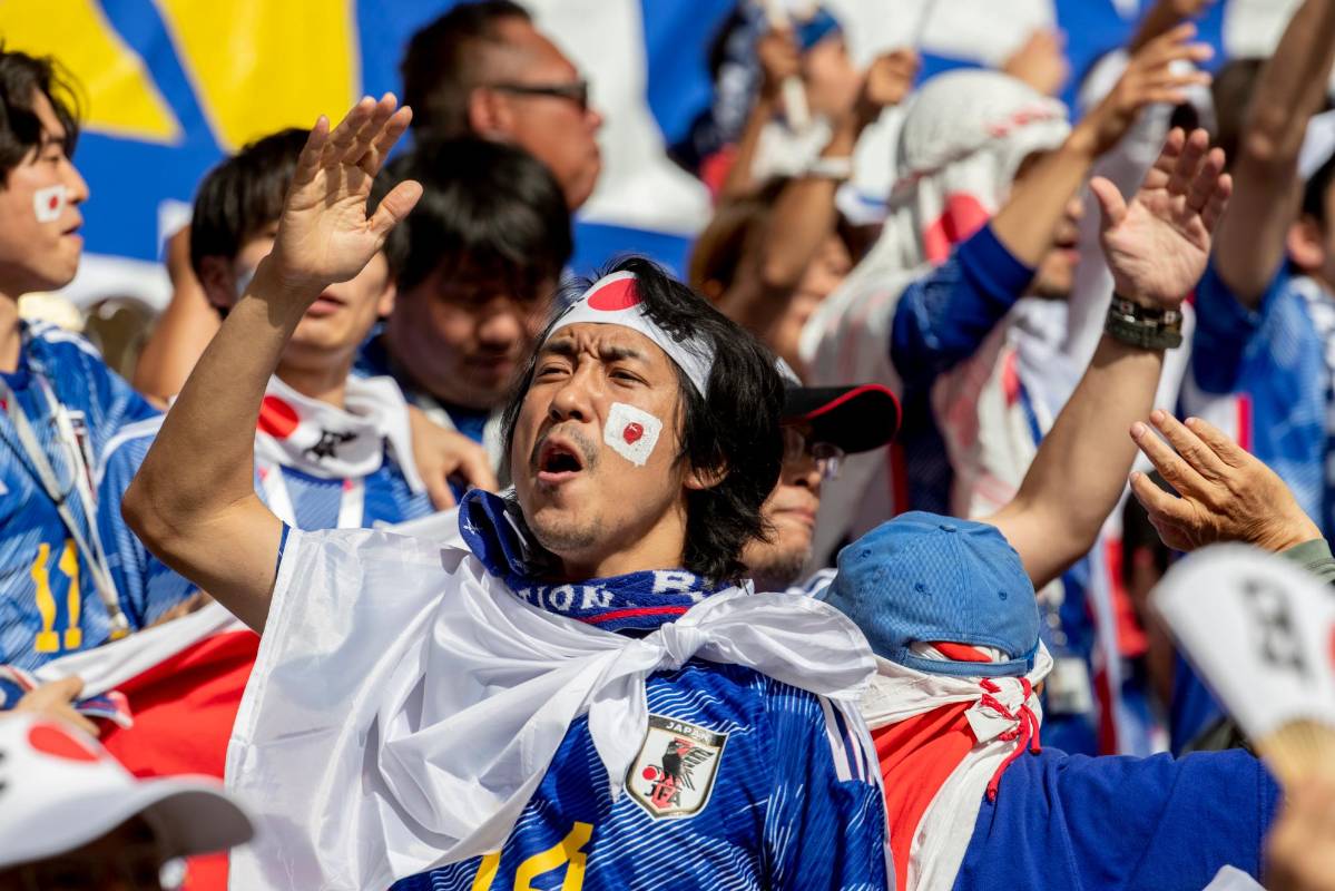 A pesar de la derrota, los hinchas de Japón alentaron su selección y al final todo el equipo fue hasta las tribunas a pedirles disculpas. Fotos: Juan Antonio Sánchez