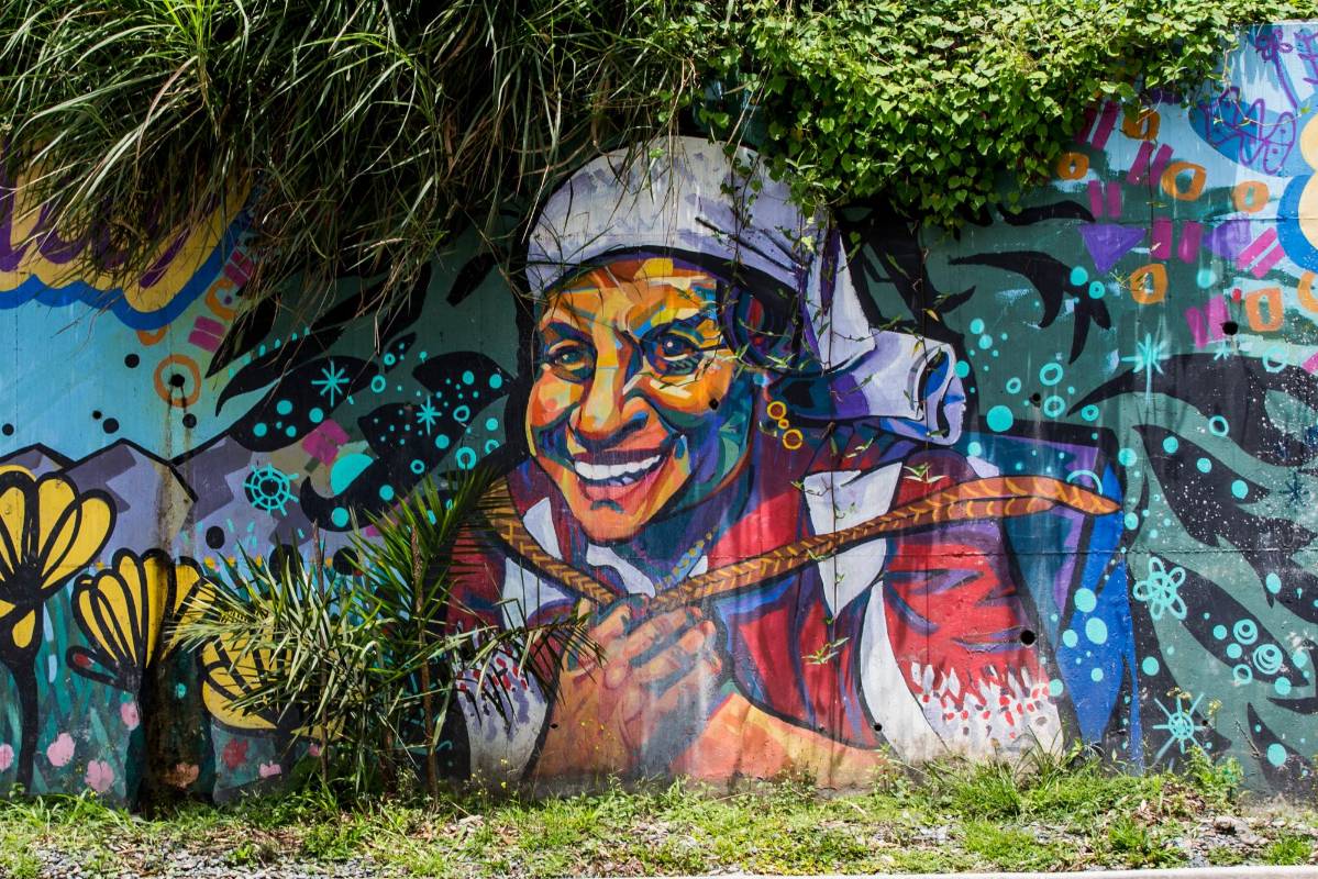 En Medellín muchos murales cobran vida con ayuda de la naturaleza. Fotos Julio César Herrera