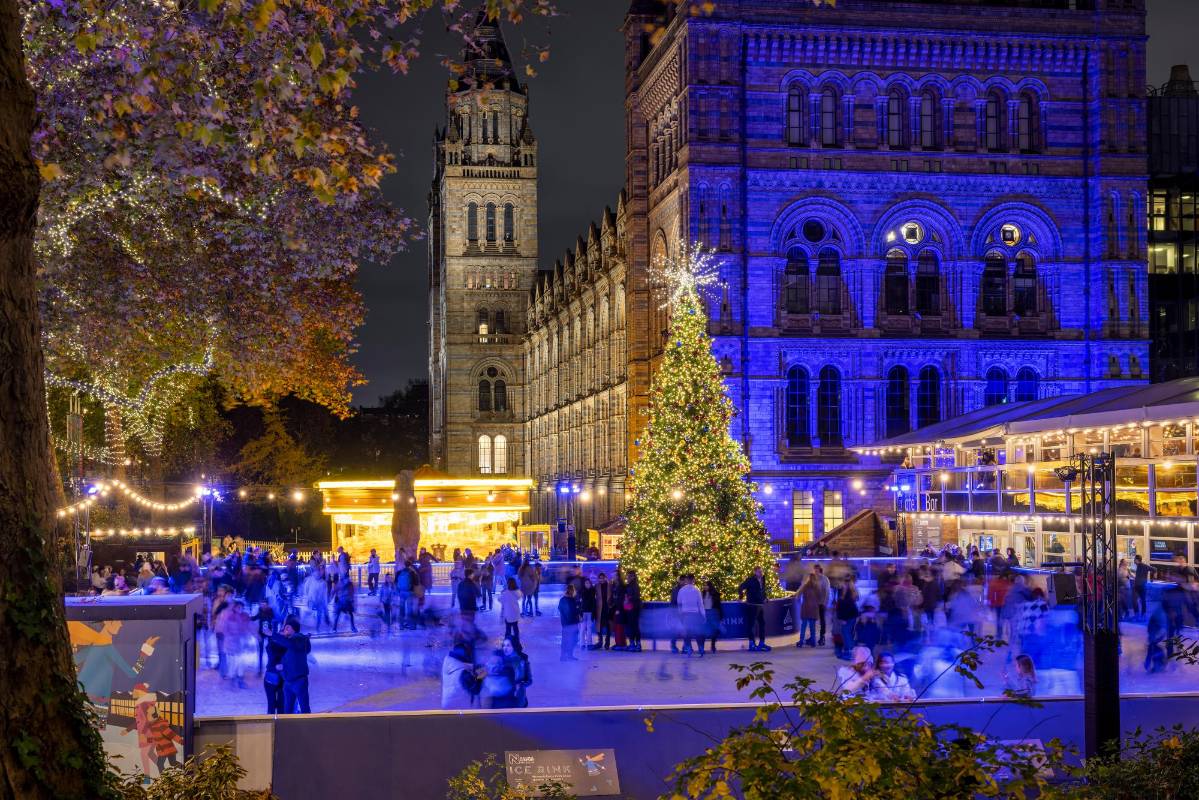 Los londinenses disfrutan el ambiente festivo en el Museo de Historia Natural con una pista de hielo y puestos del mercado navideño. FOTO GETTY