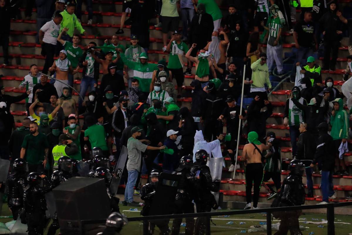 Algunos hinchas taparon sus caras en medio de los disturbios. FOTO Jaime Pérez