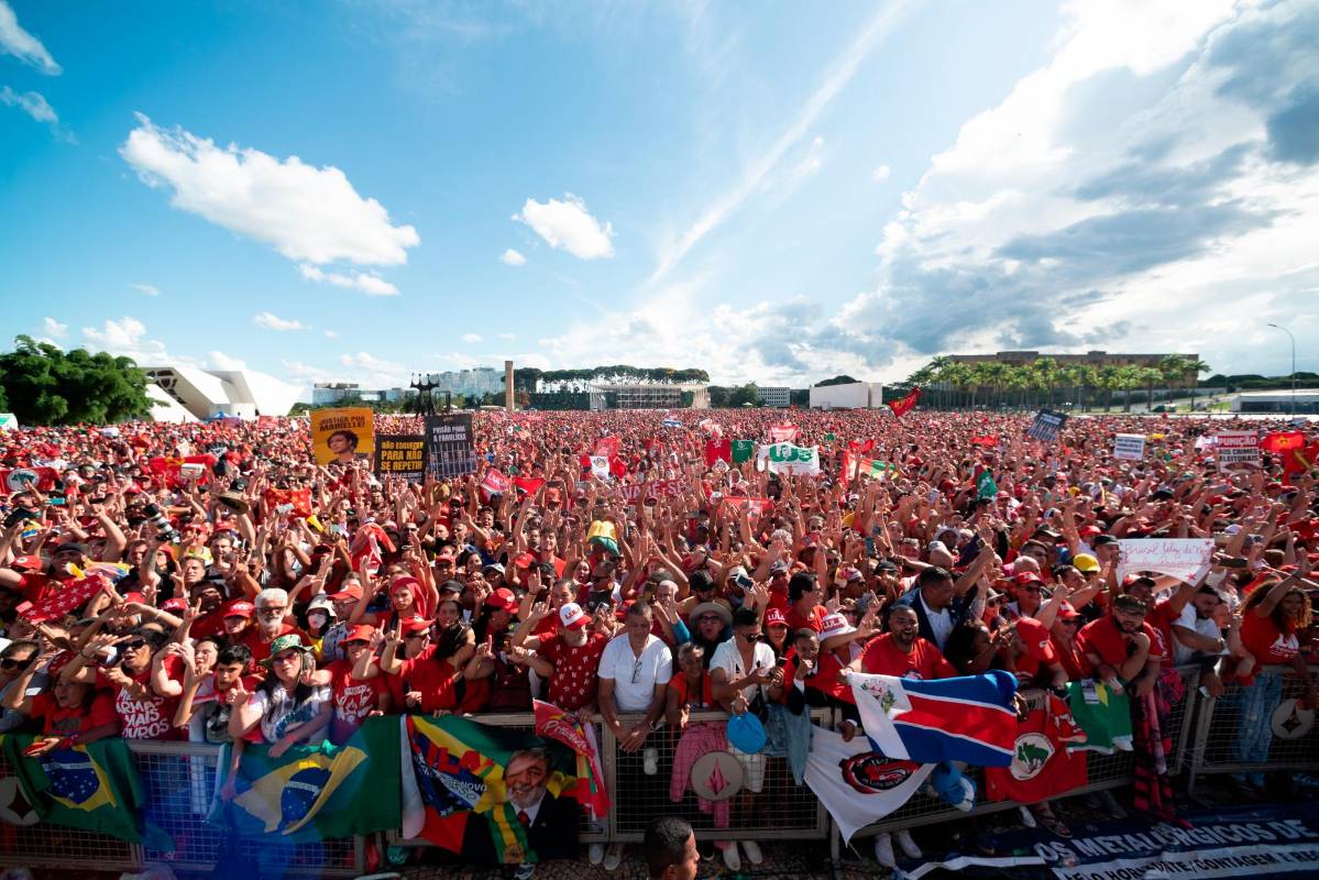 En el palacio Planalto, Lula fue recibido por una marea de seguidores vestidos de rojo, el color de su Partido de los Trabajadores. FOTO: GETTY