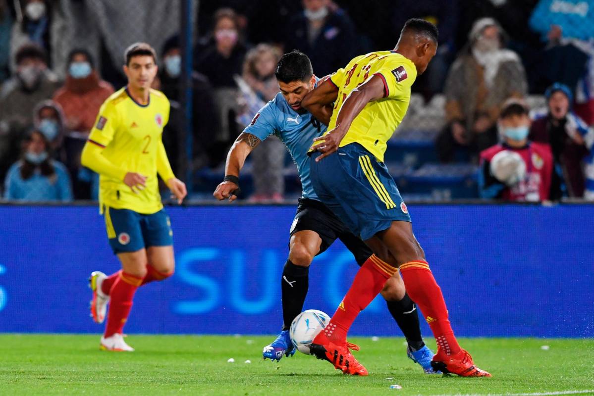  Luis Suárez tuvo que ser remplazado por un fuerte choque con Yerry Mina.