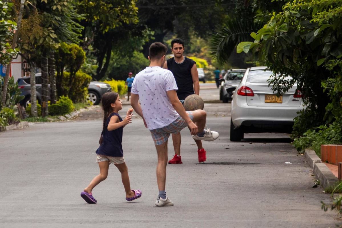 En el barrio Belén Fátima se vieron personas jugando en las calles. Foto Carlos Velásquez