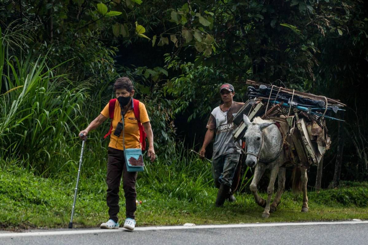 Las caminatas por varias horas de los campesinos para moverse debido a que el transporte público acortó su servicio. FOTO: JULIO CÉSAR HERRERA
