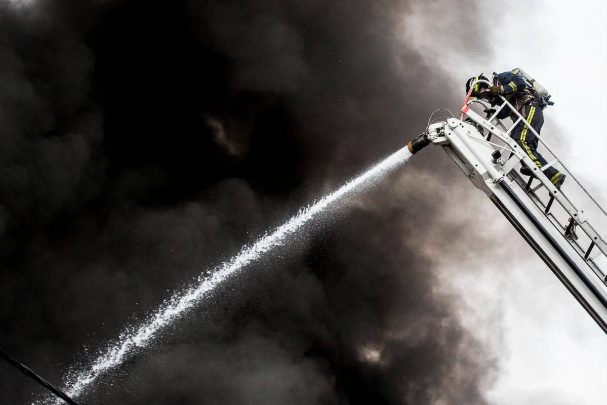 Las causas del incendio son materia de investigación, pero según información de empleados, este se originó en uno de los puntos donde se estaba fabricando este material, derivado del petróleo y por causas que no fueron explicadas se inició la emergencia. Foto: Julio César Herrera