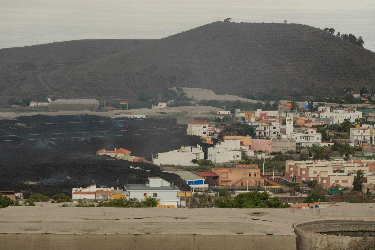 Hasta el momento, el volcán ha arrasado cerca de 900 hectáreas y ha destruido unas 2.200 edificaciones, muchas de ellas viviendas, según datos del sistema de satélites Copernicus. Foto EFE