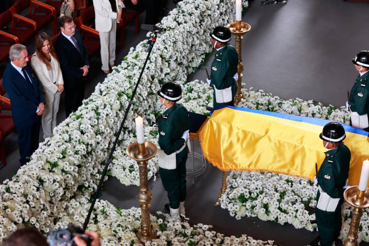 El cofre (cubierto con una bandera de Colombia) con el cuerpo de Botero fue traído desde la capital Bogotá, donde durante tres días le hicieron tributos y reconocimientos a los que asistieron cerca de 20.000 personas. Foto: Manuel Saldarriaga Quintero