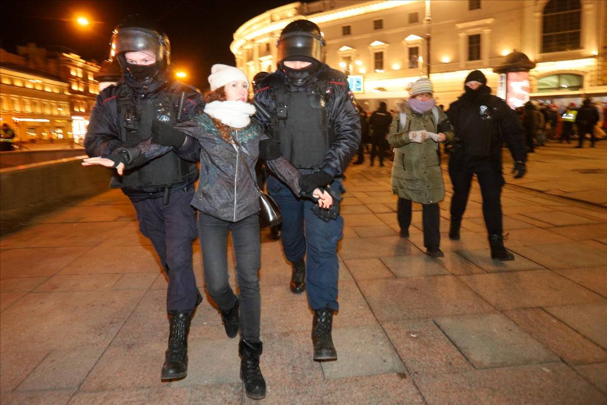 Policías rusos detienen a un manifestante durante una protesta contra la invasión rusa de Ucrania en San Petersburgo. Foto: Getty
