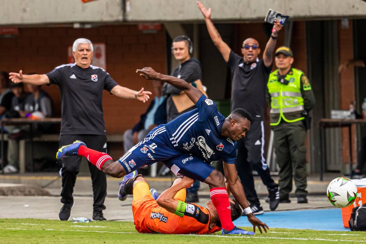 Esta acción de falta de Francisco Baéz sobre Didier Cambindo generó la reacción de banco rojo. Foto: Carlos Velásquez