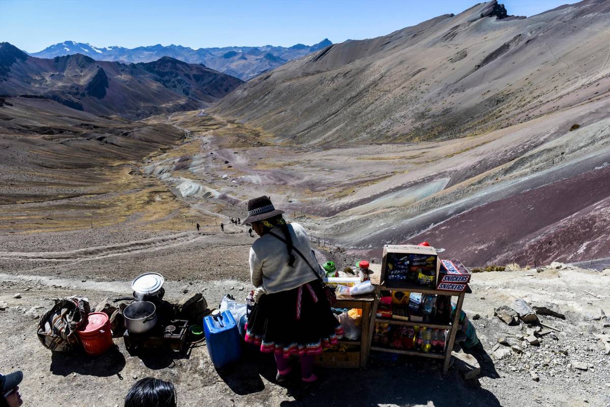 Teñida de varios colores producto de la combinación de minerales. Esta montaña tiene sus laderas y cumbres teñidas de diversos colores que incluyen el amarillo, rosado, verde, rojo, morado y otras más tonalidades. FOTOS GETTY